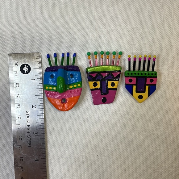 Set of 3 vibrant pins/ brooches- signed - Picture 3 of 3